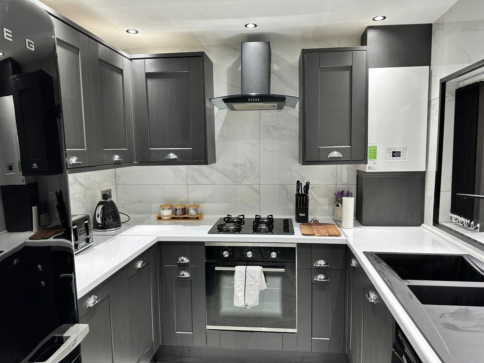 4 Bed 4 Bath House With Free Parking, 5 Mins To Lfc And 15 Mins To City Centre Liverpool Zewnętrze zdjęcie