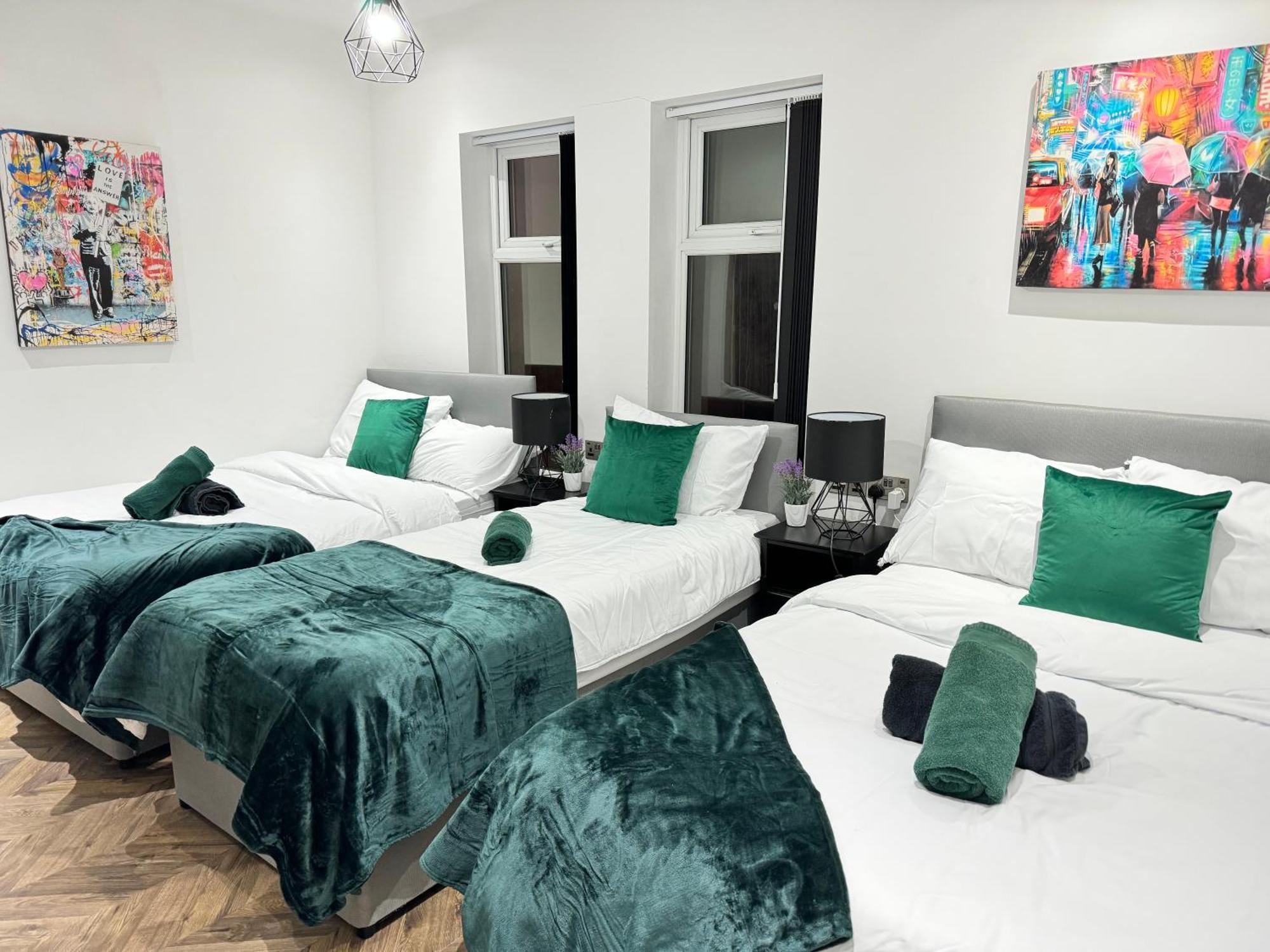 4 Bed 4 Bath House With Free Parking, 5 Mins To Lfc And 15 Mins To City Centre Liverpool Zewnętrze zdjęcie
